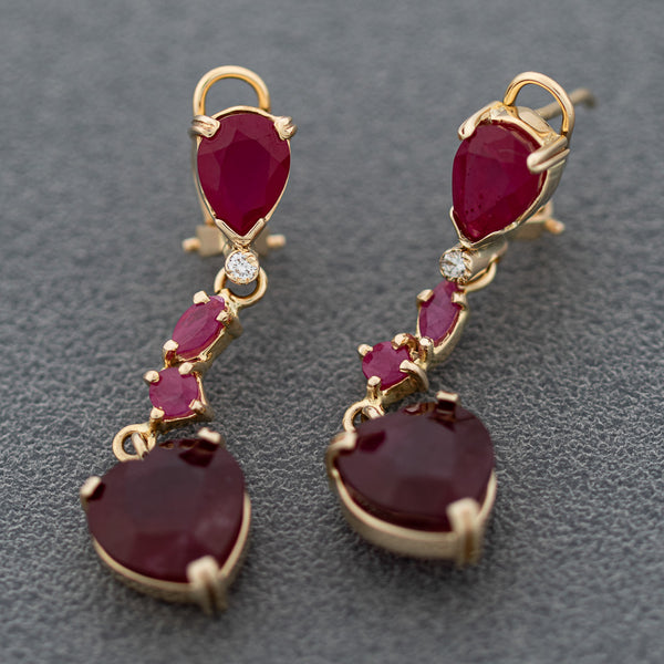 Aretes diseño especial con colgantes, diamantes y rubíes en oro amarillo 14 kilates.