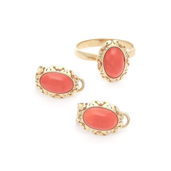 Juego de anillo y aretes calados con coral en oro amarillo 14 kilates.