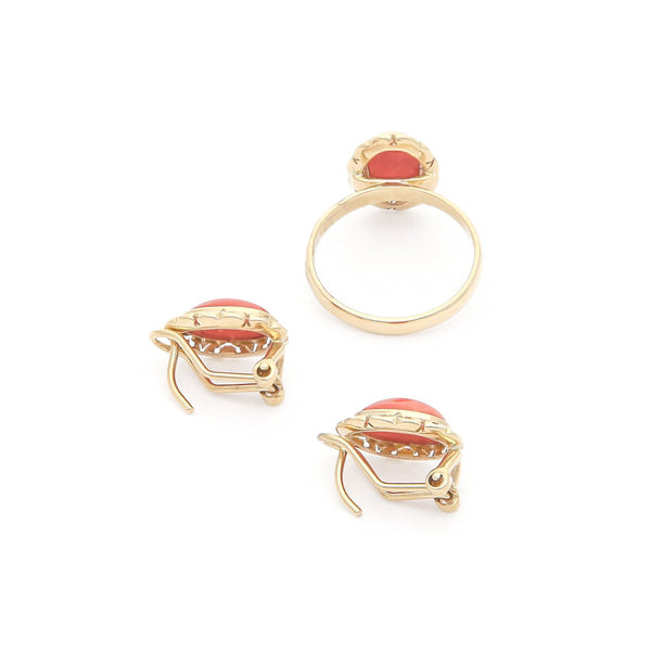 Juego de anillo y aretes calados con coral en oro amarillo 14 kilates.