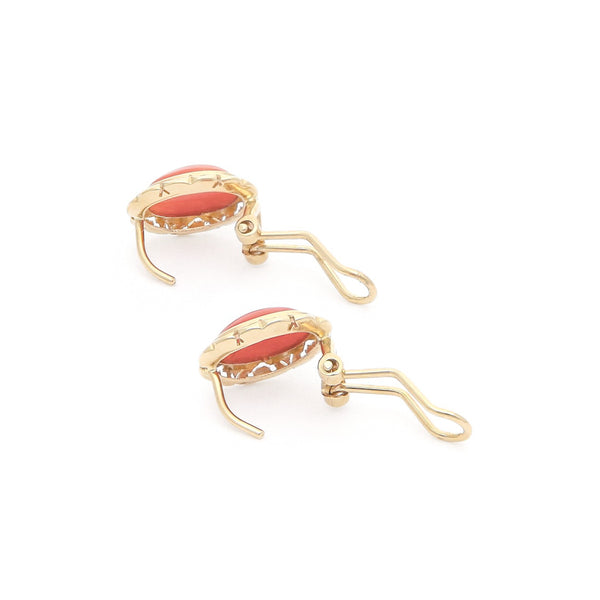 Juego de anillo y aretes calados con coral en oro amarillo 14 kilates.