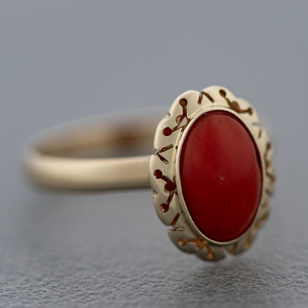 Juego de anillo y aretes calados con coral en oro amarillo 14 kilates.