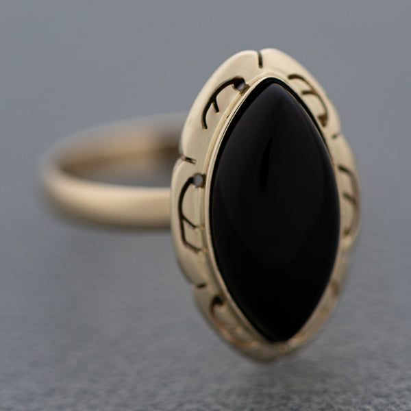 Juego de anillo y aretes calados en oro amarillo 14 kilates.