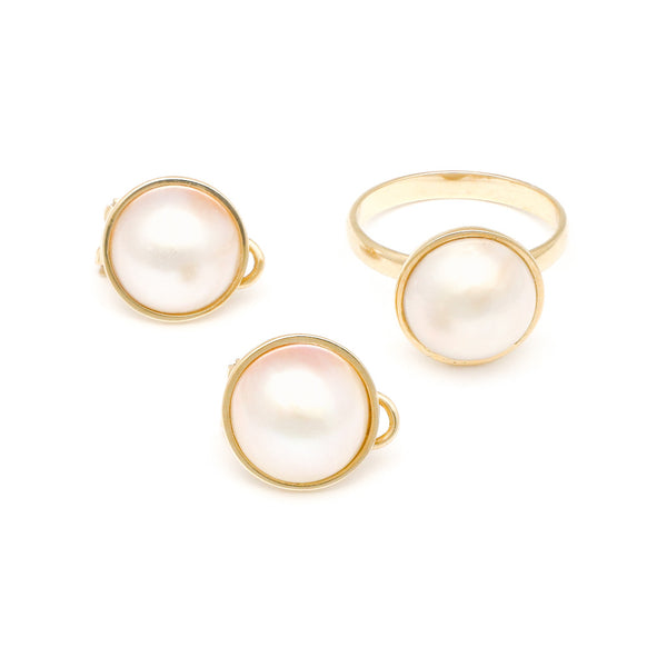 Juego de anillo y aretes diseño especial con medias perlas en oro amarillo 14 kilates.