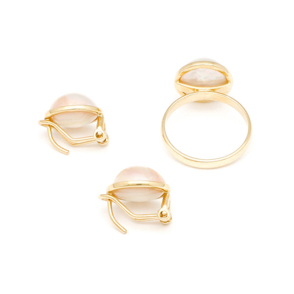 Juego de anillo y aretes diseño especial con medias perlas en oro amarillo 14 kilates.
