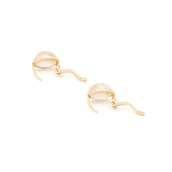 Juego de anillo y aretes diseño especial con medias perlas en oro amarillo 14 kilates.