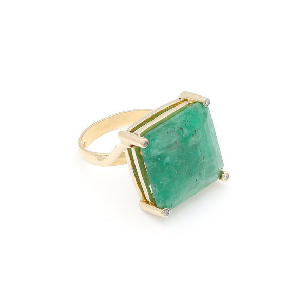 Anillo diseño especial con esmeralda y sintéticos en oro amarillo 14 kilates.