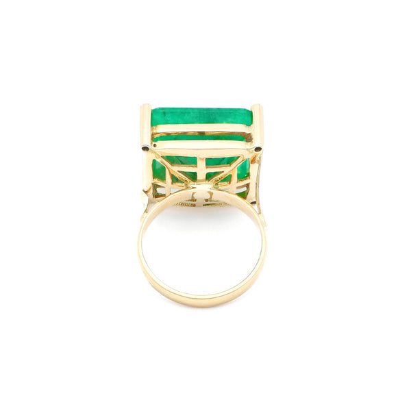 Anillo diseño especial con esmeralda y sintéticos en oro amarillo 14 kilates.