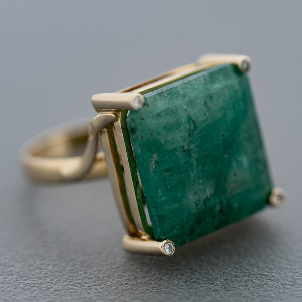 Anillo diseño especial con esmeralda y sintéticos en oro amarillo 14 kilates.