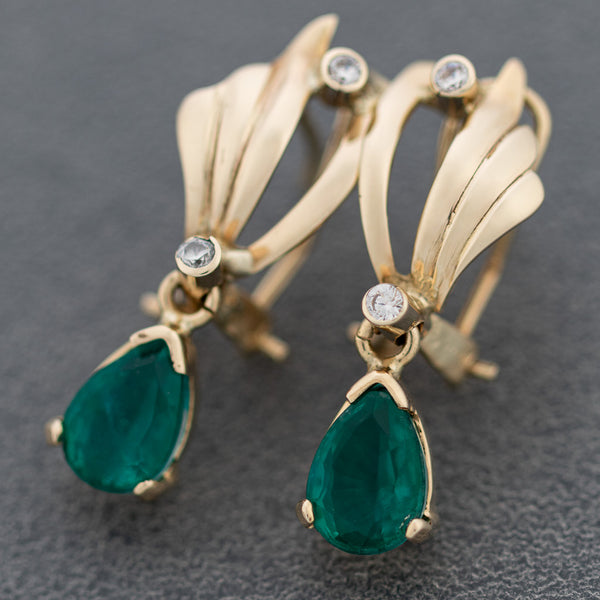 Aretes diseño especial con esmeraldas y sintéticos en oro amarillo 14 kilates.
