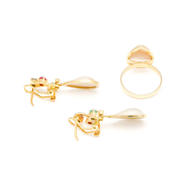 Juego de anillo y aretes con medias perlas y gemas en oro amarillo 14 kilates.