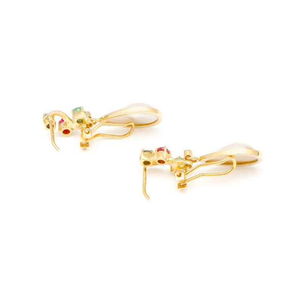 Juego de anillo y aretes con medias perlas y gemas en oro amarillo 14 kilates.