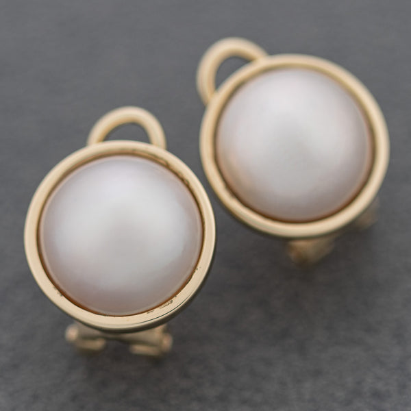 Aretes diseño especial con medias perlas en oro amarillo 14 kilates.
