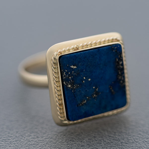 Juego de anillo y aretes diseño especial con lapislazuli en oro amarillo 14 kilates.