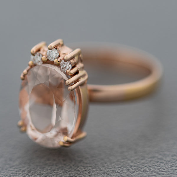 Juego de anillo y aretes diseño especial con diamantes y morganitas en oro rosa 14 kilates.