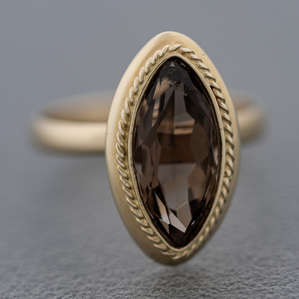 Juego de anillo y aretes torzal con topacio en oro amarillo 14 kilates.
