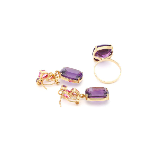 Juego de anillo y aretes diseño especial con amatistas en oro amarillo 14 kilates.
