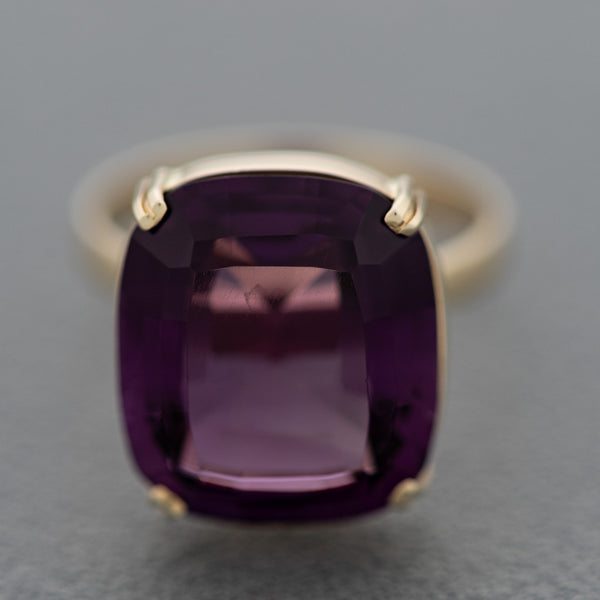 Juego de anillo y aretes diseño especial con amatistas en oro amarillo 14 kilates.