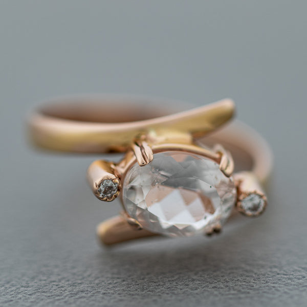 Juego de anillo y aretes diseño especial con diamantes y morganitas en oro rosa 14 kilates.