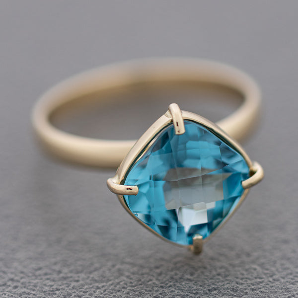 Anillo diseño especial con sky blue en oro amarillo 14 kilates.