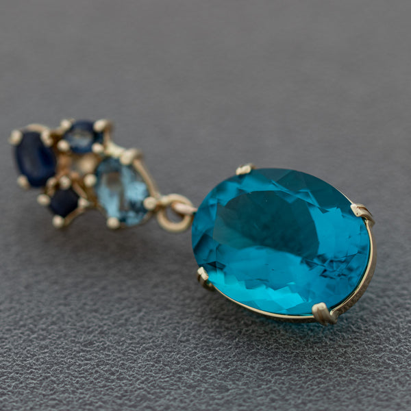 Juego de dije y aretes diseño especial con obsidiana en oro amarillo 14 kilates.