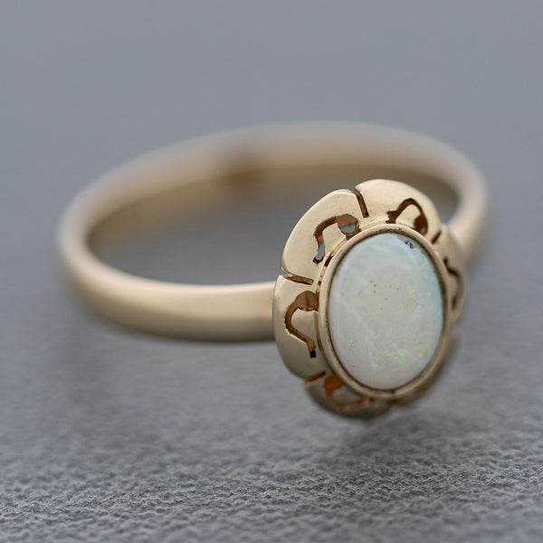 Juego de anillo y aretes diseño especial con ópalos en oro amarillo 14 kilates.