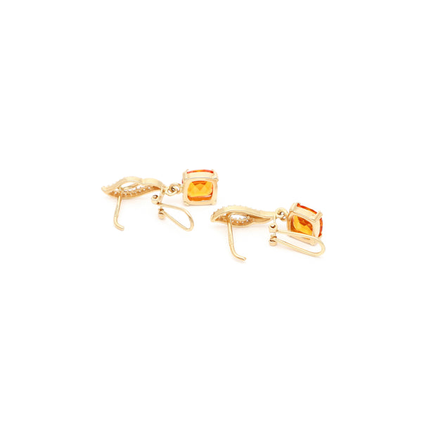 Aretes calados con citrino y sintéticos en oro amarillo 14 kilates.