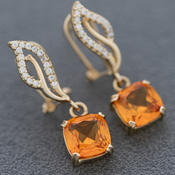 Aretes calados con citrino y sintéticos en oro amarillo 14 kilates.