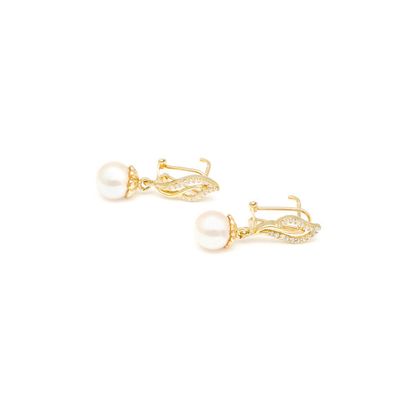 Aretes calados con perla y sintéticos en oro amarillo 14 kilates.