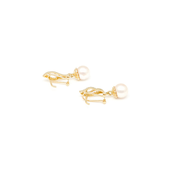 Aretes calados con perla y sintéticos en oro amarillo 14 kilates.