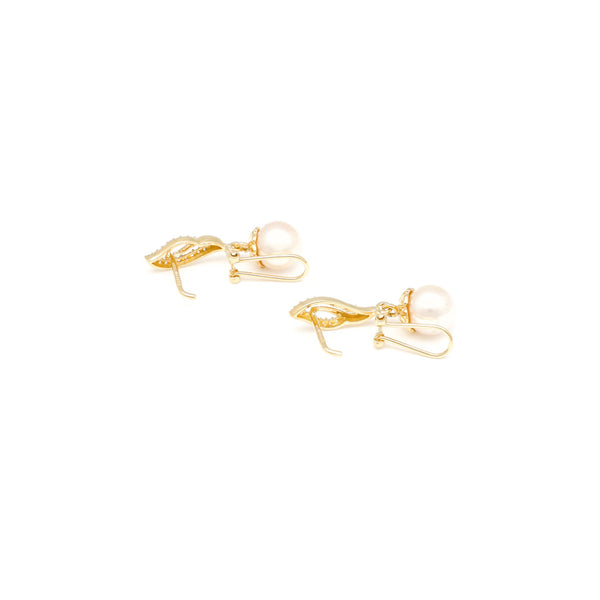 Aretes calados con perla y sintéticos en oro amarillo 14 kilates.