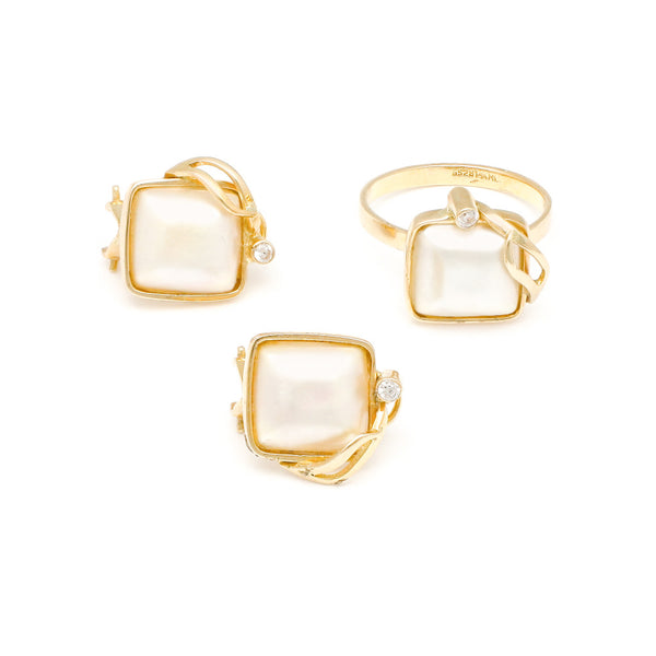 Juego de anillo y aretes diseño especial con medias perlas y sintéticos en oro amarillo 14 kilates.