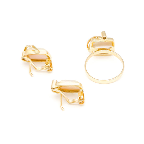 Juego de anillo y aretes diseño especial con medias perlas y sintéticos en oro amarillo 14 kilates.