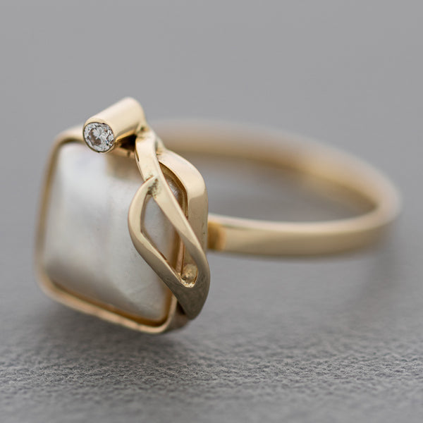 Juego de anillo y aretes diseño especial con medias perlas y sintéticos en oro amarillo 14 kilates.