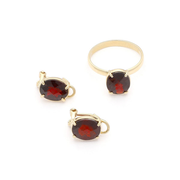 Juego de anillo y aretes diseño especial con granates en oro amarillo 14 kilates.