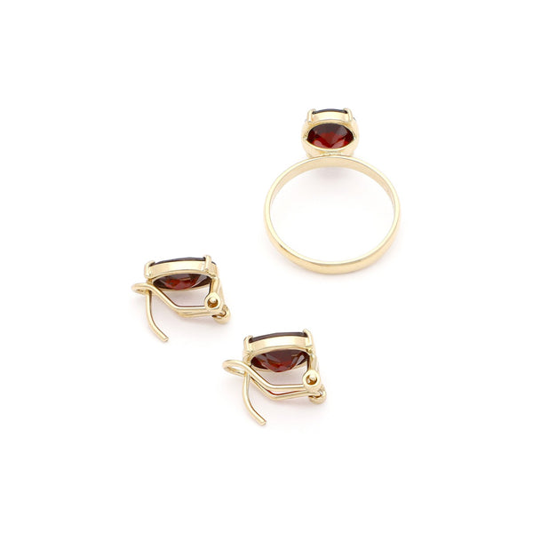 Juego de anillo y aretes diseño especial con granates en oro amarillo 14 kilates.