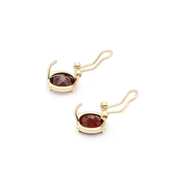 Juego de anillo y aretes diseño especial con granates en oro amarillo 14 kilates.