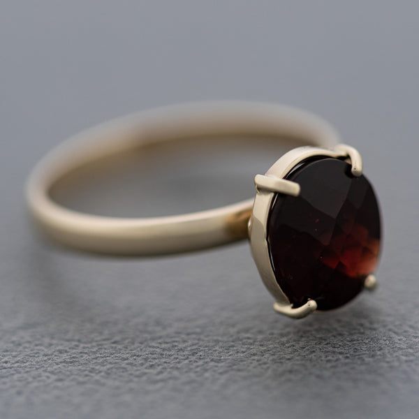 Juego de anillo y aretes diseño especial con granates en oro amarillo 14 kilates.