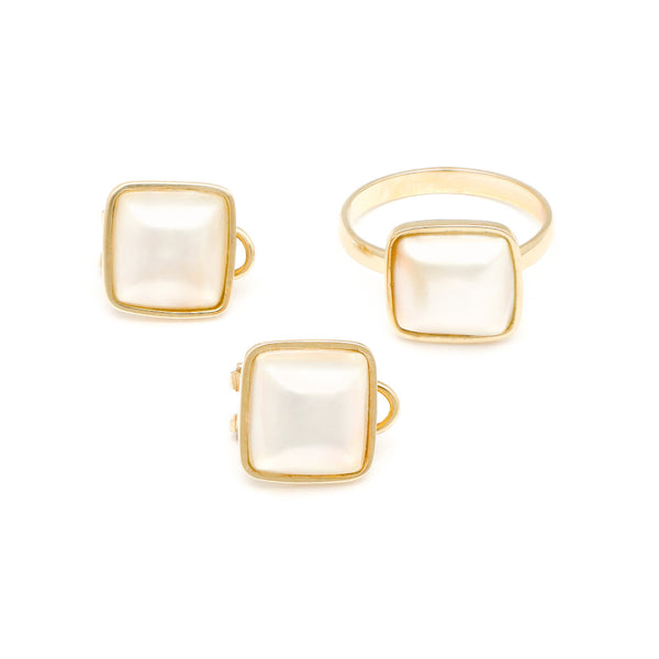 Juego de anillo y aretes diseño especial con medias perlas en oro amarillo 14 kilates.