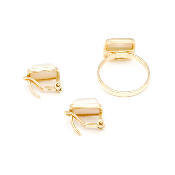 Juego de anillo y aretes diseño especial con medias perlas en oro amarillo 14 kilates.