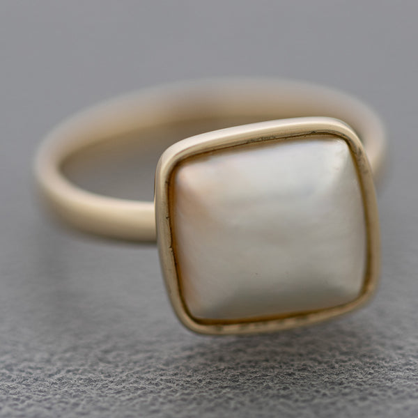 Juego de anillo y aretes diseño especial con medias perlas en oro amarillo 14 kilates.