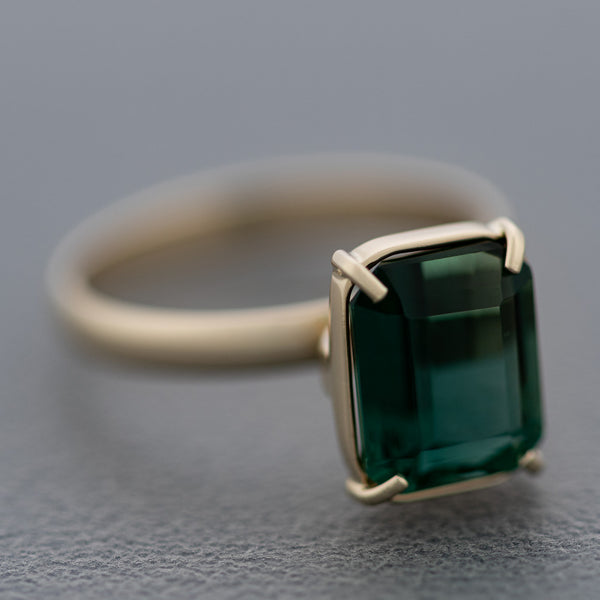Juego de anillo, dije y aretes con cuarzo en oro amarillo 14 kilates.