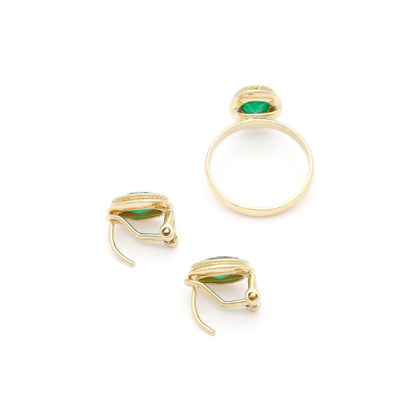Juego de anillo y aretes diseño especial con esmeraldas en oro amarillo 14 kilates.