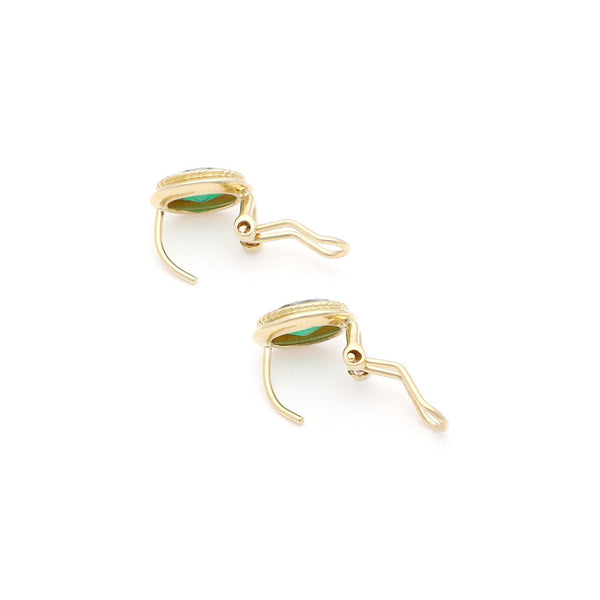 Juego de anillo y aretes diseño especial con esmeraldas en oro amarillo 14 kilates.