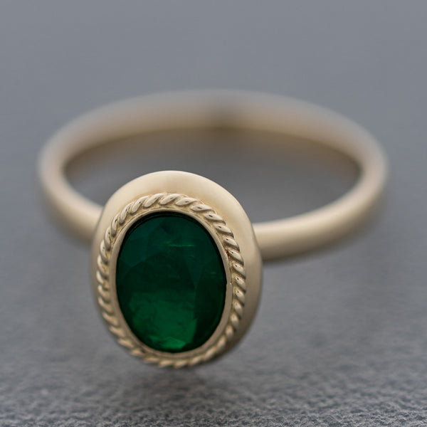 Juego de anillo y aretes diseño especial con esmeraldas en oro amarillo 14 kilates.
