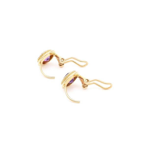 Anillo y aretes diseño especial con amatista en oro amarillo 14 kilates.
