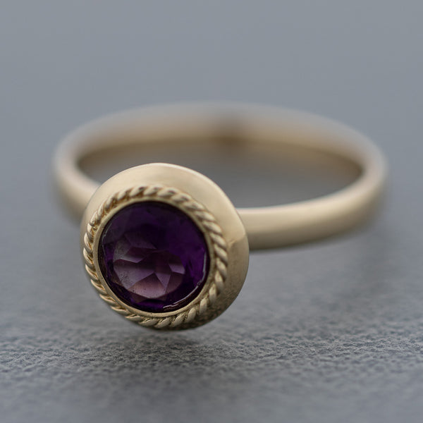 Anillo y aretes diseño especial con amatista en oro amarillo 14 kilates.
