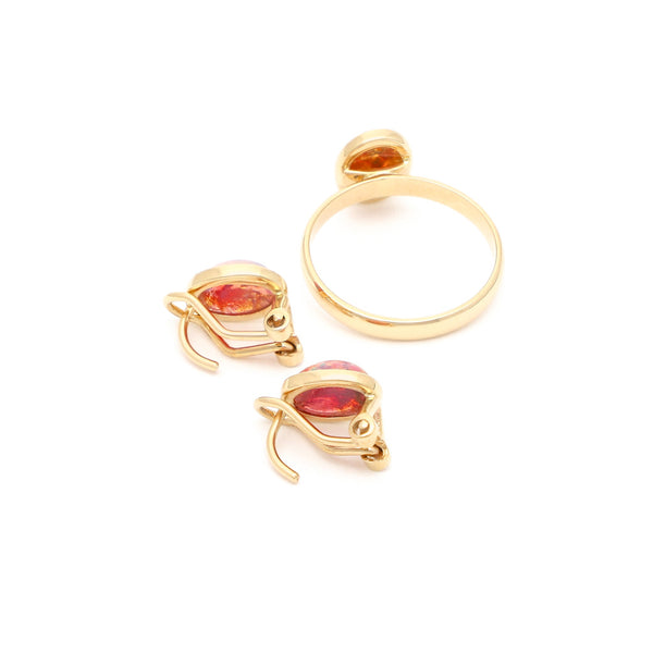 Juego de anillo y aretes diseño especial con ópalo en oro amarillo 14 kilates.