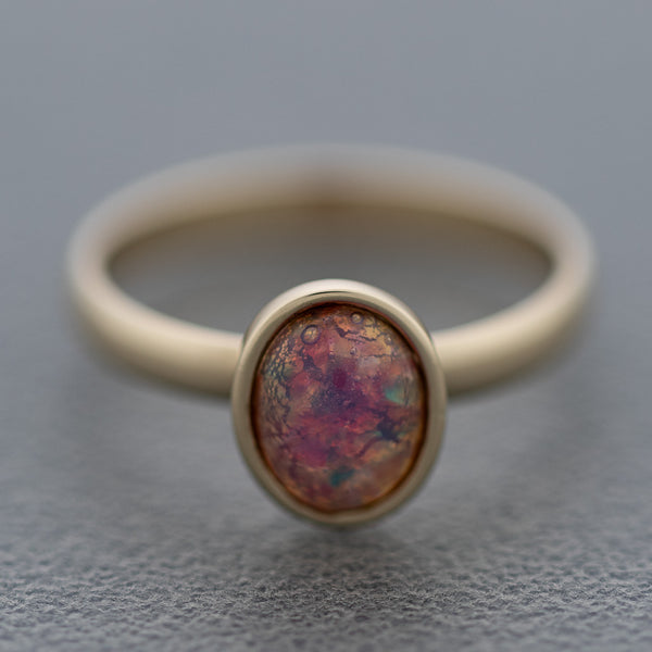 Juego de anillo y aretes diseño especial con ópalo en oro amarillo 14 kilates.