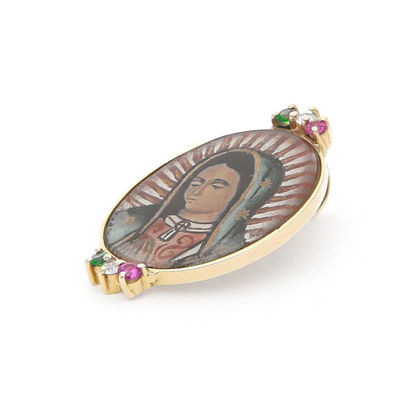 Medalla diseño especial motivo Virgen de Guadalupe con sintéticos y pintada al oleo en oro amarillo 14 kilates.