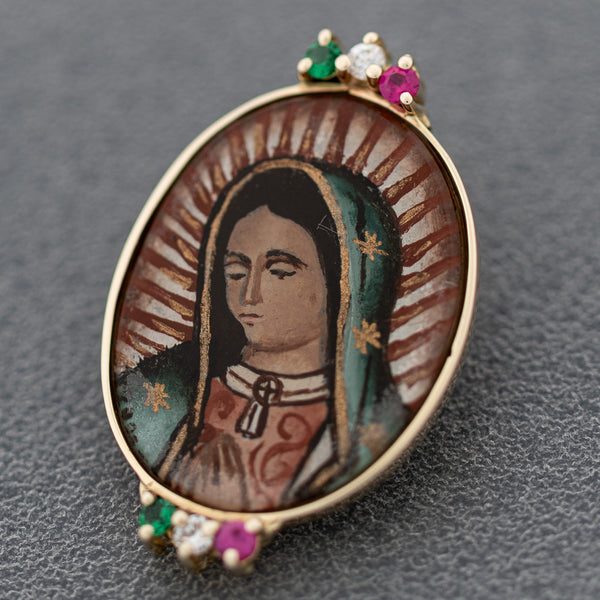 Medalla diseño especial motivo Virgen de Guadalupe con sintéticos y pintada al oleo en oro amarillo 14 kilates.